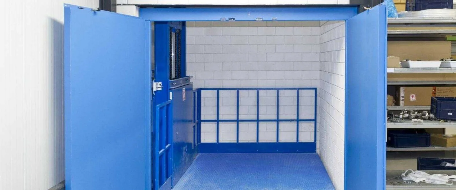 Goederenlift met blauw platform van 2000 kg