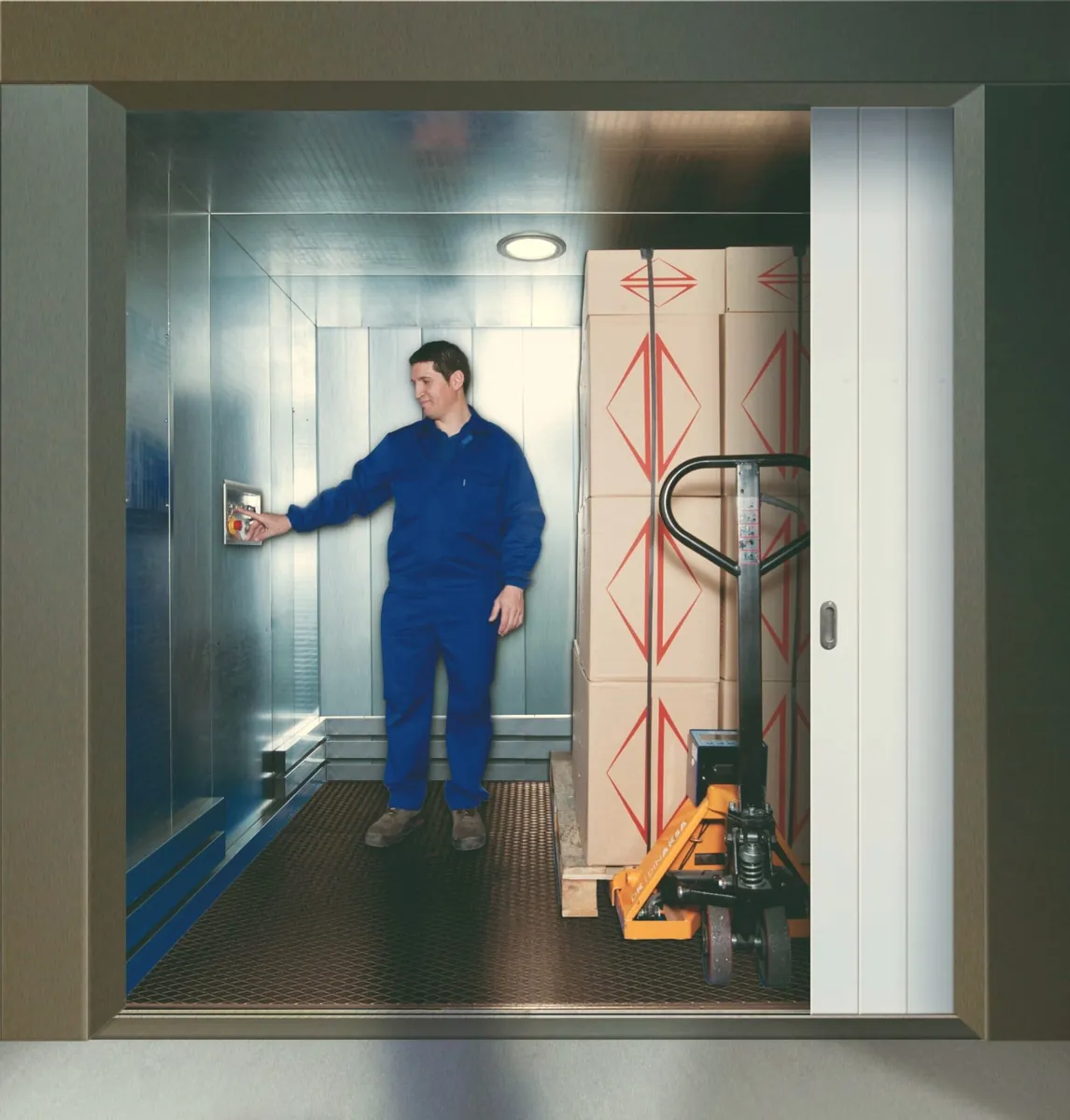 Personen-goederenlift: monteur in RVS-cabine met bedieningspaneel