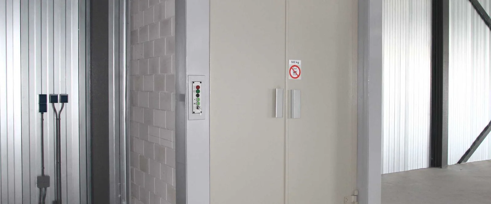 Personen-goederenlift met gesloten cabine en bedieningspaneel